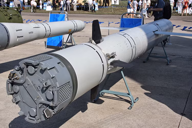 Biến thể 3M14K của tên lửa Kalibr có chiều dài cơ sở hơn 6m được trang bị một đầu đạn nặng 450kg (có khả năng mang theo vũ khí hạt nhân chiến thuật) và có tầm tác chiến lên đến 2.500km với tốc độ hành trình bay Mach 0.8. Dù có tốc độ bay khá chậm tuy nhiên khả năng kẻ thù có thể bắn hạ được 3M14K gần như không thể. Nguồn ảnh: MilitaryRussia.Ru.