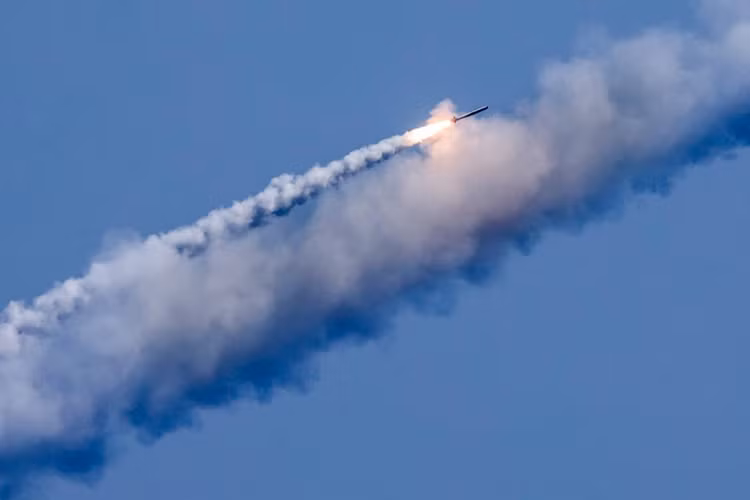 Cũng theo Tướng Igor Konashenkov cho biết, tất cả các tên lửa Kalibr được phóng đi hôm 10/5 đều tấn công chính xác mục tiêu với tỉ lệ thành công 100%. Sự chắc chắn này của người Nga đã một lần nữa khiến cho người Mỹ không biết giấu mặt đi đâu sau một loạt thất bại tại chiến trường Syria, mà cụ thể hơn chính khả năng tác chiến yếu kém của tên lửa hành trình Tomahawk vốn được mệnh danh là “vị thần chiến tranh” của nước này. Bộ Quốc phòng Nga.