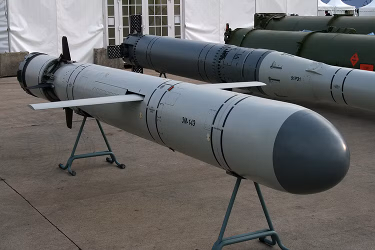 Tất cả các đơn vị tên lửa hành trình Kalibr được Hải quân Nga triển khai hôm 5/10 đều thuộc biến thể tấn công mặt đất 3M14K vốn được Nga sử dụng khá thường xuyên kể từ khi nước này tham chiến tại Syria vào tháng 9/2015 cho tới nay. Hiệu quả của 3M14K trên chiến trường thật sự không thể kể hết bằng lời bởi nó không chỉ tiêu diệt các mục tiêu của kẻ thù mà còn khiến họ phải khiếp sợ. Nguồn ảnh: MilitaryRussia.Ru.