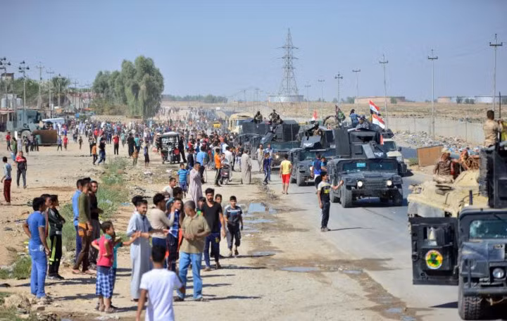 Người dân bên ngoài khu vực Kirkuk đổ ra đường chào đón đoàn xe tiến vào thành phố.