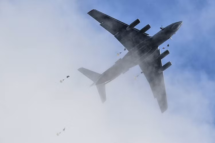 Trong khi đó làm nhiệm vụ triển khai quân dù từ độ cao hơn 800 mét là những chiếc máy bay vận tải quân sự hạng nặng IL-76 của Không quân Nga. Nguồn ảnh: Bộ Quốc phòng Nga.