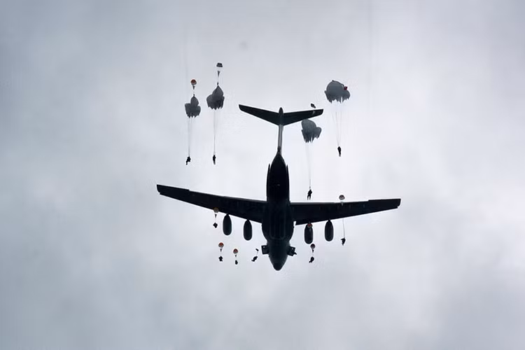 Hình ảnh lính dù Nga được triển khai từ một chiếc IL-76 với hai cửa mở dành cho đổ bổ đường không ở hai bên thân máy bay. Nguồn ảnh: Bộ Quốc phòng Nga.
