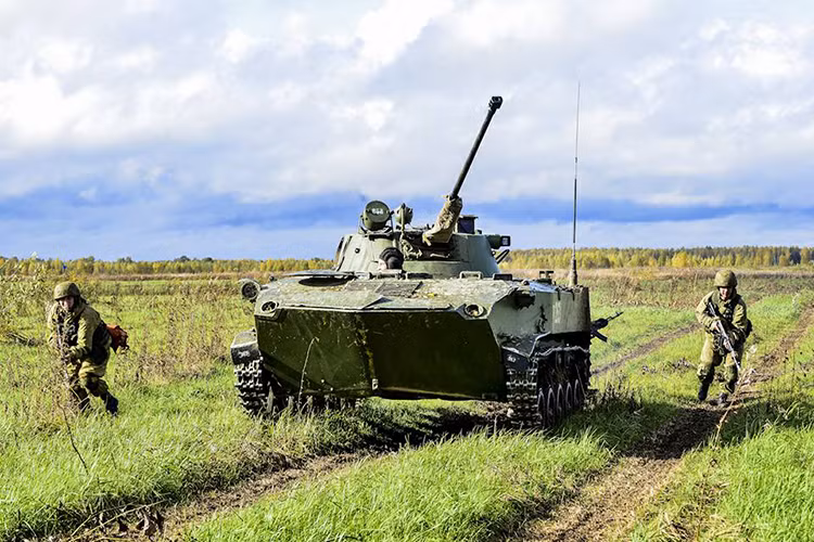 Vũ khí chính của BMD-2 thông thường chỉ là pháo tự động 30mm 2A42 có tầm bắn hơn 4.000 mét đi kèm với đó là súng máy đồng trục 7.62mm PKT. Nguồn ảnh: Bộ Quốc phòng Nga.