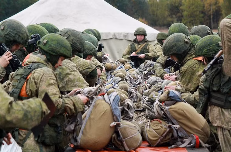 Hình ảnh lính dù Nga kiểm tra lại quân trang cho lần nhảy dủ đầu tiên, dù diễn ra từ ngày 5/10 nhưng các hoạt động diễn tập đổ bộ đường không của đợt tập trận này chỉ thực sự bắt đầu vào hôm 9/10 kéo dài cho tới ngày 11/10. Nguồn ảnh: Bộ Quốc phòng Nga.