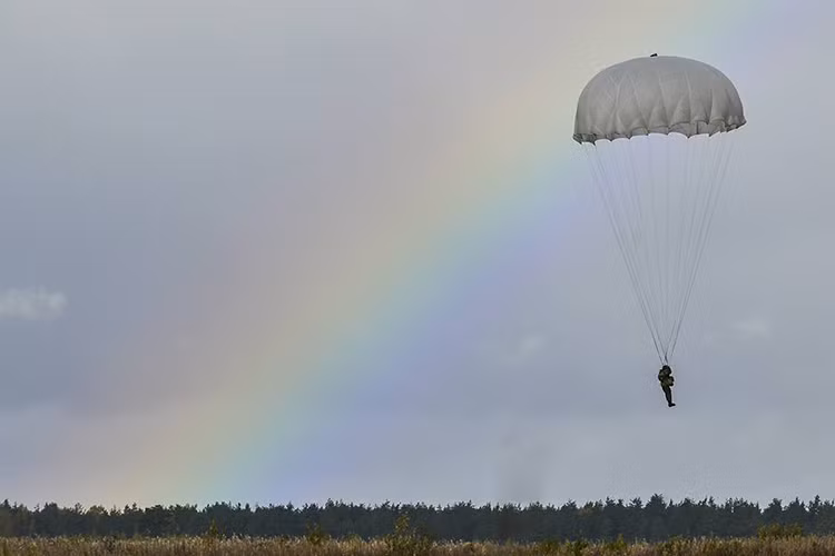 Mặc dù chỉ là cuộc tập trận chiến thuật nhưng đợt tập trận đổ bộ đường không lần này tại Pskovskaya đã một lần nữa cho NATO khả năng triển khai quân của Nga đến các khu vực biên giới sát với các nước Đông Âu, nhất là với các quốc gia thuộc khối quân sự này. Nguồn ảnh: Bộ Quốc phòng Nga.