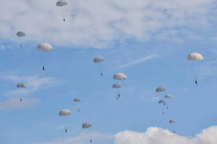 Khoảnh khắc lính dù Nga-Belarus bay rợp trời Đông Âu, một phi đội IL-76 có thể dễ dàng trở theo hàng ngàn lính dù Nga thực hiện hành trình bay 4.000km nhảy dù xuống sâu bên trong vùng hậu cứ của đối phương chỉ trong vòng chưa tới 5 giờ đồng hồ. Nguồn ảnh: Bộ Quốc phòng Nga.