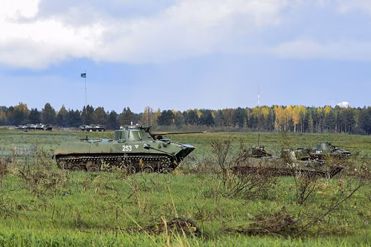 Xe bọc thép BMD-2 hỗ trợ hỏa lực cho lính dù Nga-Belarus chiếm lĩnh trận địa trong diễn tập tình huống. Nguồn ảnh: Bộ Quốc phòng Nga.