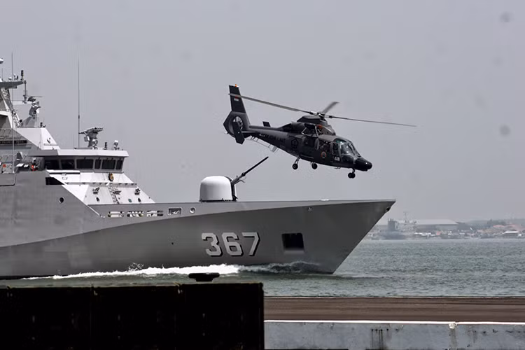 Bên cạnh hệ thống vũ khí trên, các tàu Sigma còn có thể mang theo một trực thăng hải quân vừa có thể làm nhiệm vụ trinh sát trên biển vừa làm nhiệm vụ tác chiến chống ngầm. Như trong trường hợp của Hải quân Indonesia là trực thăng đa nhiệm AS565 Panther. Nguồn ảnh: military technology.