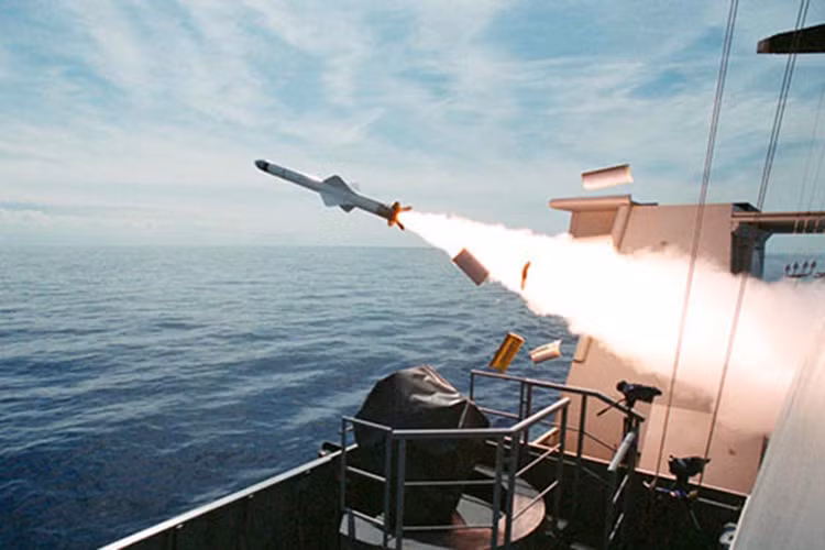 Dĩ nhiên nổi bật nhất trên tàu Sigma vẫn là tên lửa chống hạm MBDA Exocet MM40 Block II, nó có trọng lượng 670 kg, dài 4,7 m, đường kính 350mm và được trang bị một đầu đạn nặng 165kg. Tên lửa Exocet có tốc độ hành trình bay cận âm sau khi phóng vào khoảng Mach 0.92 tương đương 1.134km/h với tầm bắn hiệu quả từ 70-180km. Nguồn ảnh: blogspot.com.