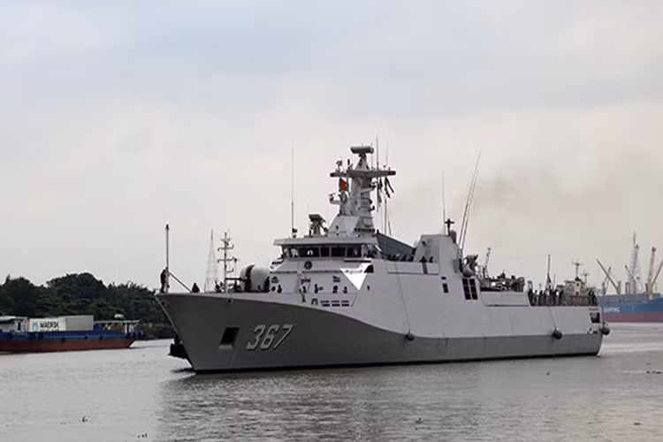 Theo đó vào sáng 18/10, 2 tàu hộ vệ tên lửa Kri Sultan Hasanuddin “366” và tàu Kri Sultan Iskandar Muda “367” do Trung tá Sunmarji Bimoaji - Thuyền trưởng tàu Sultan Iskandar Muda làm trưởng đoàn đã cập Cảng Quốc tế Thành phố Hồ Chí Minh, bắt đầu chuyến thăm hữu nghị Thành phố Hồ Chí Minh từ ngày 18 - 21/10. Nguồn ảnh: Báo Hải quân.