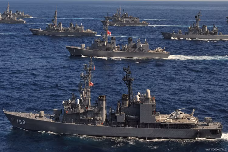 Hệ thống vũ khí trên Asagiri gồm các tên lửa chống hạm RGM-84 Harpoon, tên lửa phòng không RIM-7, rocket chống ngầm RUR-5 và ngư lôi chống ngầm HOS-302A. Các tàu Asagiri có lượng giãn nước tối đa 4.900 tấn và có chiều dài cơ sở 137 mét. Nguồn ảnh: seaforces.org.