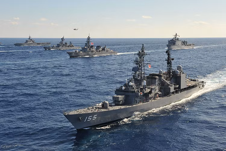 Lớp tàu chiến cuối cùng giúp JMSDF duy trì sức mạnh tổng thể trên biển đó chính là tàu hộ vệ Asagiri nhóm tàu tác chiến đa nhiệm trên biển với biên chế 8 tàu được đưa vào trang bị từ những năm 1980. Nguồn ảnh: Reddit.