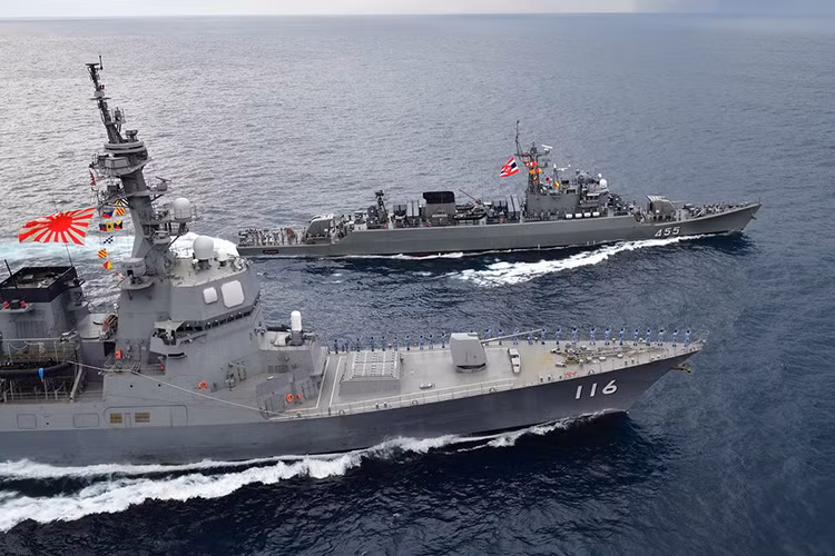 Các tàu hộ vệ Murasame được vũ trang hạng nhẹ với tên lửa chống hạm Type 90, tên lửa chống ngầm RUM-139 và tên lửa phòng không RIM-162. Với cấu hình này ta có thể thấy bất cứ tàu chiến nào của Nhật Bản cũng sở hữu khả năng tác chiến toàn diện ở cả ba mặt trận chính gồm: trên không, trên biển và dưới mặt nước. Nguồn ảnh: Twitter.