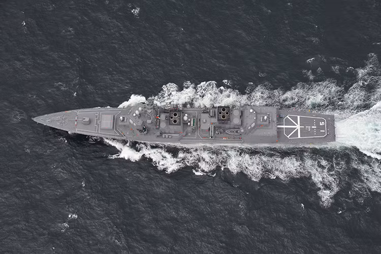 Các tàu Akizuki có lượng giãn nước tới 6.800 tấn và dài 150 mét, nó được trang bị hệ thống tên lửa tấn công khá đa dạng gồm bộ đôi tên lửa chống hạm và chống ngầm là Type 90 và RUM-139 cùng với đó là khả năng phòng không hạm đội nhẹ với tên lửa phòng không RIM-162. Nguồn ảnh: Reddit.