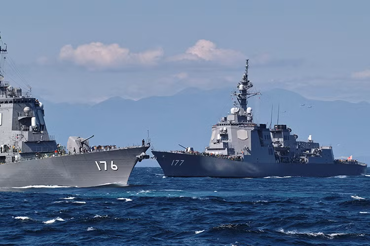 Nói như vậy để thấy bộ đôi tàu chiến chủ lực của JMSDF chắc chắn là nhóm tàu chiến mạnh nhất ở khu vực châu Á tính cho tới thời điểm hiện tại, thậm chí tàu khu trục hạm mang tên lửa lớn nhất của Hải quân Trung Quốc là Type 055 chưa chắc đã có thể sánh bằng, kể cả khi nó được trang bị “hệ thống Aegis” nội địa do Trung Quốc tự phát triển. Nguồn ảnh: Reddit.