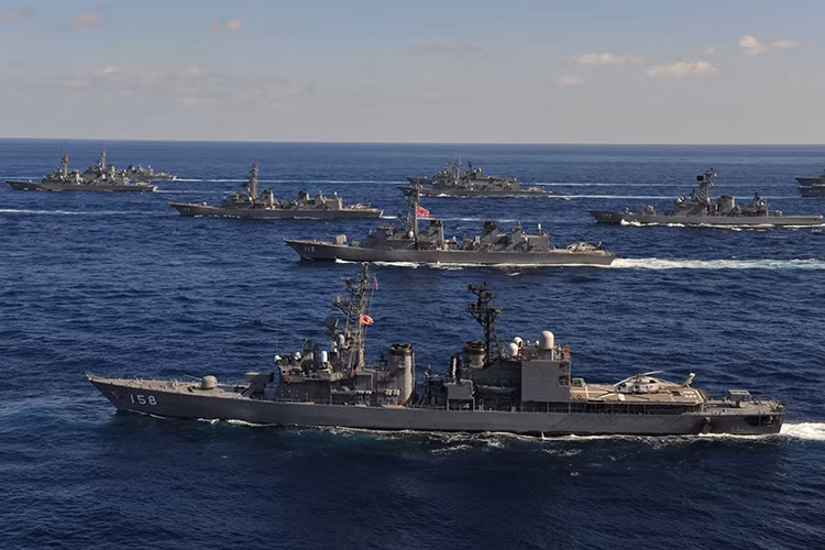 Sau năm 1945, Nhật Bản không còn lực lượng hải quân và nước này chỉ được phép duy trì một lực lượng hải quân có quy mô hạn chế có tên gọi là Lực lượng Phòng vệ Biển Nhật Bản (JMSDF), nhiệm vụ chính của lực lượng này là duy trì quyền kiểm soát các tuyến đường biển của Nhật Bản và tuần tra vùng lãnh hải, vùng tiếp giáp lãnh hải. Nguồn ảnh: Phòng vệ Nhật Bản.