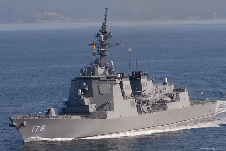 Hệ thống vũ khí trên các tàu khu trục Atago và Kongō gồm các tên lửa phòng không hạm đội SM-2, SM-3, tên lửa chống ngầm RUM-139, tên lửa chống hạm Type 90 và cả RGM-84 Harpoon. Nhìn chung chúng được vũ trang không khác gì một pháo đài trên biển nhưng cũng có điểm trừ là không được trang bị tên lửa hành trình cho nhiệm vụ tấn công mặt đất. Nguồn ảnh: seaforces.org.