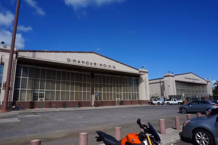 Nhà chứa máy bay số 5 trong căn cứ không quân Hickam. Phía sau nhà chứa này là một địa điểm từng hứng bom trong trận tấn công Trân Châu Cảng năm 1941.