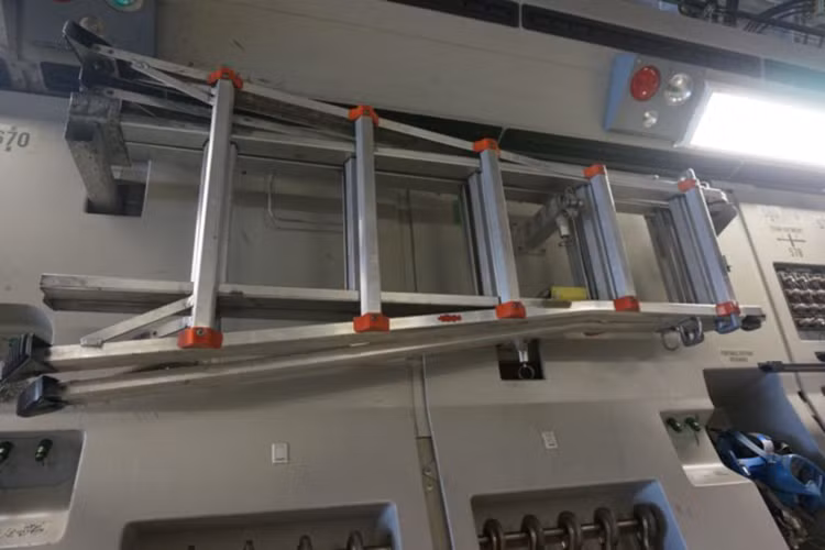 Các dụng cụ gắn trên vách trong của chiếc C-17.