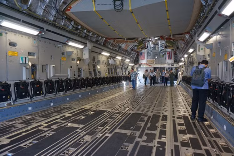 C-17 được vận hành bởi phi hành đoàn 3 người, gồm cơ trưởng, cơ phó và một chuyên viên bốc dỡ. Hình ảnh: Khoang chở người và hàng rộng rãi bên trong C-17.