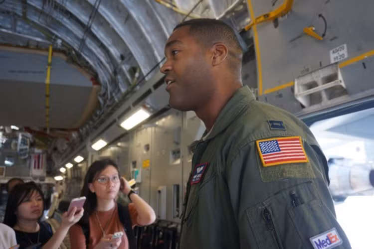 Còn Đại úy Warren Carter cho biết anh đã có 4 năm làm y tá trên C-17, tham gia nhiều sứ mệnh nhân đạo và cứu trợ thảm họa không chỉ ở Thái Bình Dương mà trên khắp thế giới, ngay cả ở Mỹ như đợt xảy ra trận siêu bão Katrina. Hình ảnh: Đại úy Warren Carter, y tá phụ trách chăm sóc y tế trên chiếc C-17.