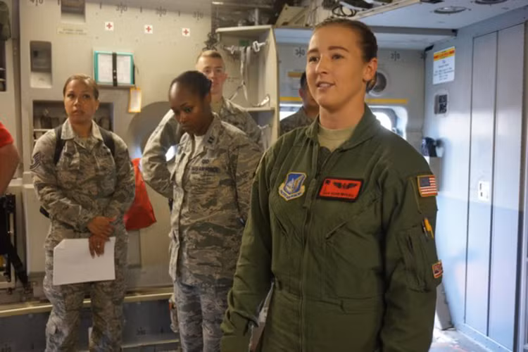 Chia sẻ với PV Tiền Phong, nữ Đại úy trẻ tuổi Sra Kori Myers cho biết cô năm nay mới 23 tuổi nhưng đã có kinh nghiệm 3 năm làm chuyên viên bốc dỡ trên chiếc C-17. Hình ảnh: Đại úy Sra Kori Myers, chuyên viên bốc dỡ trên chiếc C-17.