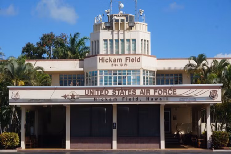 Lượng hàng hóa tối đa mà một chiếc C-17 có thể vận chuyển mỗi lần là 77.519kg. Với lượng hàng trên khoang là 76.657kg và độ cao hành trình ban đầu là 8.534m, C-17 có thể bay 4.444km mà không cần tiếp nhiên liệu. Tốc độ bay của nó là khoảng 450 knot (833,4 km/h). C-17 được thiết kế để vận chuyển và thả 102 lính nhảy dù cùng trang thiết bị. Hình ảnh: Tòa nhà chỉ huy trong căn cứ không quân Hickam.