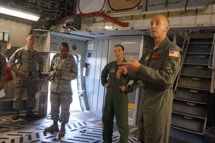 C-17 là loại máy bay vận tải mới nhất, cơ động nhất trong lực lượng không vận của Mỹ. Sự linh hoạt và đáng tin cậy vốn có của C-17 giúp nâng cao năng lực của cả hệ thống không vận Mỹ nhằm hoàn thành các yêu cầu vận chuyển trên không đi khắp thế giới của Mỹ. Hình ảnh: Đại úy James Kovarovic (bìa phải), phi công lái chiếc C-17.