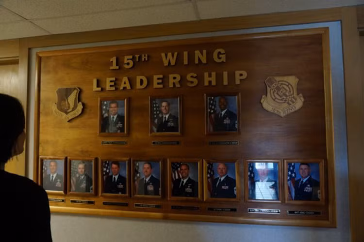 Mẫu máy bay vận tải C-17 có chuyến bay đầu tiên vào tháng 9/1991. Không quân Mỹ ban đầu dự kiến sắm tổng cộng 120 chiếc C-17. Nhưng theo các kế hoạch chi tiêu ngân sách hiện tại, tổng số máy bay vận tải C-17 mà Không quân Mỹ định sắm là 223 chiếc. Mỗi chiếc C-17 có giá khoảng 202 triệu USD. Ảnh chân dung các chỉ huy của Không đoàn 15 treo bên trong tòa nhà chỉ huy.