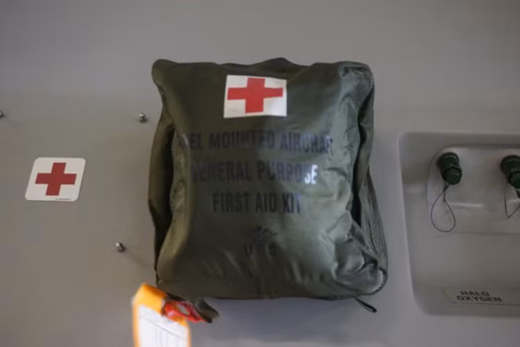 Carter cho biết anh cùng 2 y tá và 3 kỹ thuật viên y tế làm việc trong điều kiện như một bệnh viện trên trời để hỗ trợ bệnh nhân và có đường dây liên lạc với bác sĩ dưới mặt đất trong những tình huống cần hỗ trợ khẩn cấp. Một chiếc C-17 có thể vận chuyển đến 60 bệnh nhân trong mỗi chuyến cứu trợ, tùy thuộc tình trạng bệnh nhân