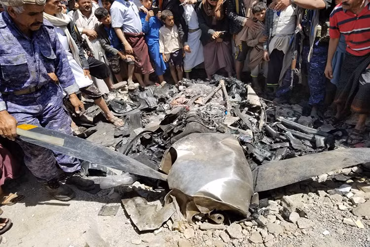 Theo Sputnik đưa tin cho hay, hôm 1/10 lực lượng Dân quân Houthi đã bắn hạ một máy bay tấn công không người lái của Mỹ ngay trên bầu trời Yemen trong bối cảnh tình hình chiến sự ở quốc gia Trung Đông này đang có chiều hướng lắng dịu. Trong ảnh là xác chiếc UAV của Mỹ được cho là bị bắn rơi ở phía Tây Yemen. Nguồn ảnh: Sputnik.