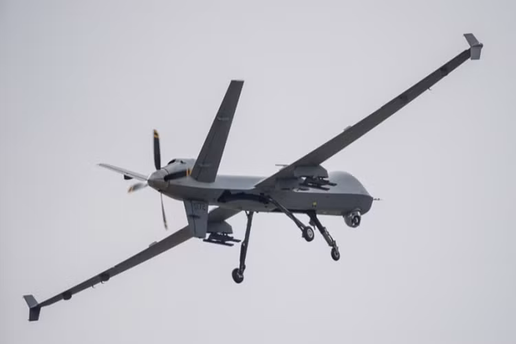 Việc các UAV Mỹ bị bắn hạ ở Trung Đông diễn ra như cơm bữa, tuy nhiên với MQ-9 Reaper lại là sự khác biệt khi đây là dòng UAV tấn công chuyên dụng của Quân đội Mỹ được thiết kế để bay ở tầm siêu cao có thể lên đến 15.000m, thậm chí độ cao tác chiến thông thường của nó cũng đã sấp xỉ 7.500m. Nguồn ảnh: DefenseTech.