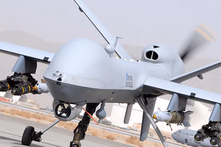 Tổng trọng lượng của một chiếc MQ-9 Reaper là hơn 2.2 tấn, với chiều dài cơ sở 11m, tải trọng cất cánh tối đa là 1.7 tấn. Máy bay được trang bị một động cơ cánh quạt Honeywell TPE331-10 có công suất 900 mã lực với tầm hoạt động 1.800km ở tốc độ hơn 310km/h. Nguồn ảnh: Defense News.
