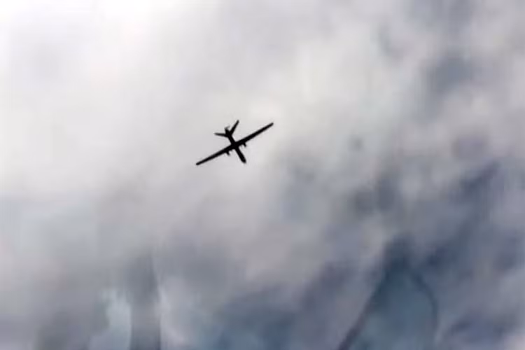 Nhưng trong những hình ảnh có được MQ-9 Reaper bị bắn hạ quá dễ dàng bằng tên lửa phòng không vác vai thông thường mà lại do chính Dân quân Houthi điều khiển. Nó đặt lên nghi vấn rằng MQ-9 Reaper có thực sự bất bại như người Mỹ từng tuyên bố, sau thời gian nó làm mưa làm gió tại Afghanistan và Iraq. Nguồn ảnh: Defense News.