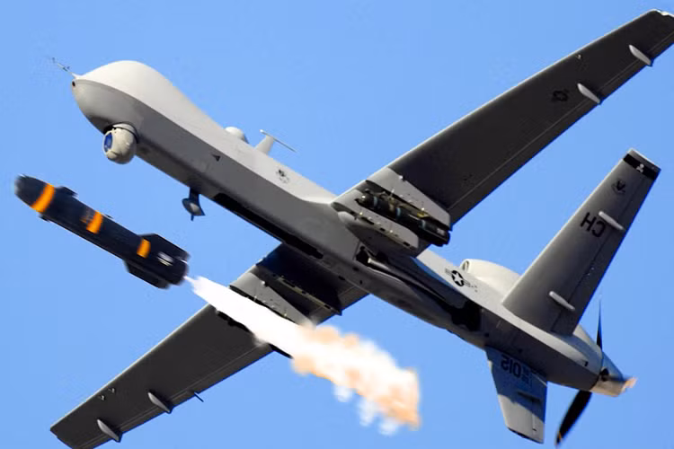 Chính vì vậy, Quân đội Mỹ thường lạm dụng việc triển khai MQ-9 Reaper tại Trung Đông cho mọi loại nhiệm vụ họ cần và kết quả của điều đó là hàng chục trường hợp UAV của Mỹ tấn công nhằm dân thường thiết hàng ngàn người thương vong. Nguồn ảnh: YouTube.