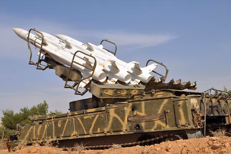Tuy nhiên, năng lực phòng không yếu kém của Quân đội chính phủ Syria một phần là do họ không được đầu tư đúng mức trong suốt hàng thập niên quá, dù có năng lực quốc phòng thuộc hàng có số trong khu vực nhưng hệ thống phòng không của Damascus đa phần chỉ các tổ hợp tên lửa phòng không lạc hậu có từ thời Liên Xô. Nguồn ảnh: Oryx Blog.