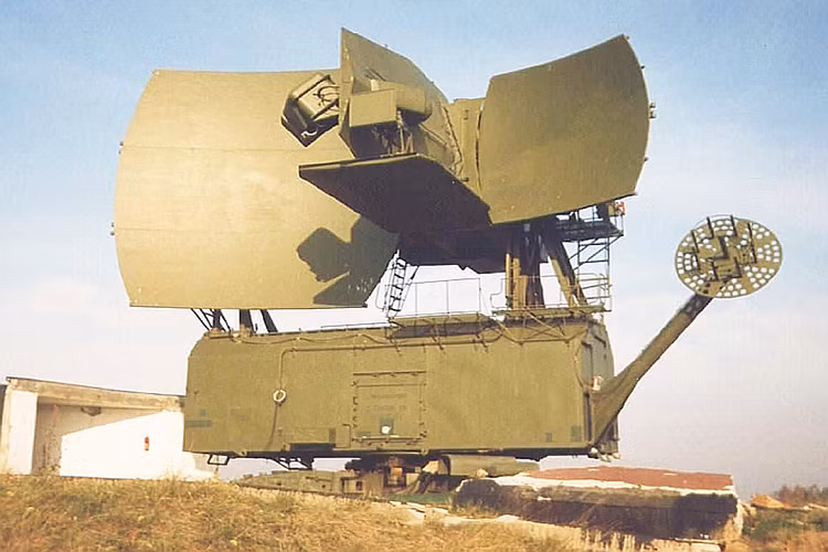 Bên cạnh đó, đài radar điều khiển hỏa lực 5N62 (Square Pair) sử dụng cho cả cảnh giới và bám bắt mục tiêu có tầm hoạt động 270 km của S-200 cũng không thực sự hiệu quả khi bắt mục tiêu bay thấp để dẫn hướng cho tên lửa. Trong ảnh là tổ hợp radar 5N62 của S-200. Nguồn ảnh: Air Power Australia.