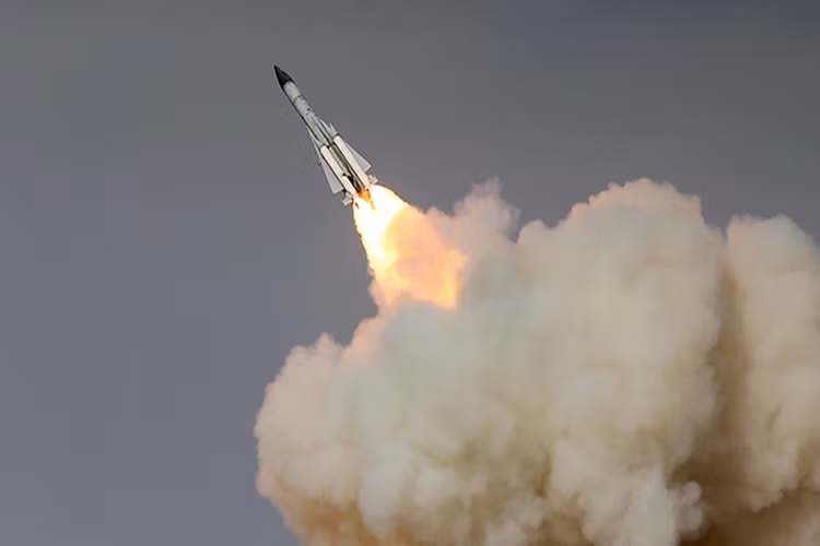 Đạn tên lửa đánh chặn 5V28E của tổ hợp S-200 mặc dù tầm bắn lên tới 240 km (lớn hơn cả 48N6E2 của S-300PMU-2) đồng thời sở hữu đầu đạn trọng lượng 217 kg chứa bên trong 16.000 mảnh văng loại 2 gram và 21.000 mảnh nhỏ 3,5 gram cho bán kính sát thương rất rộng nhưng khả năng đổi hướng của nó lại rất hạn chế, không phù hợp để đối phó với tiêm kích bay thấp xâm nhập. Nguồn ảnh: Ynetnews.