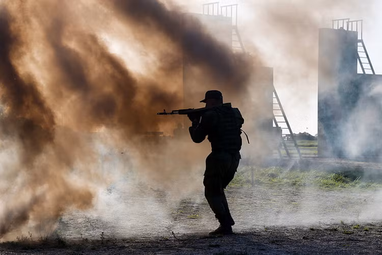 Không chỉ sử dụng bộ binh, Hạm đội Baltic còn sử dụng cả các phương tiện cơ giới hạng nặng đến trấn áp các phần tử khủng bố. Nguồn ảnh: Tass.