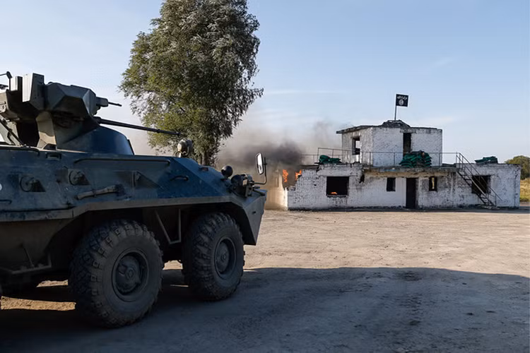 Xe bọc thép chở quân BTR-82A của HQĐB Nga tấn công một tiền đồn của “phiến quân IS” tại Kaliningrad. Nguồn ảnh: Tass.