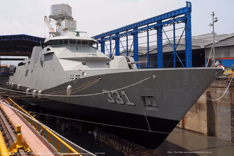 Và nếu vẫn muốn sở hữu một lớp tàu hộ vệ tên lửa tàng hình hiện đại như SIGMA, giải pháp khả thi nhất là Việt Nam hãy đi tìm một đối tác thân thiết khác cũng có quan hệ hợp tác với Damen và đã tự chủ thi công chiếc chiến hạm tối tân này. Nguồn ảnh: jakartagreater.com.