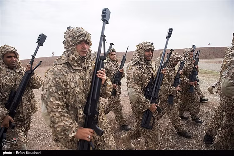 AM-50 Sayyad khá phổ biến trong biên chế Quân đội Iran và các nhóm, tổ chức quân sự bán vũ trang Shiite đang tham chiến tại Iraq và cả Syria. Nhìn chung nó tốt hơn những khẩu súng trường tự chế ở hai chiến trường trên. Nguồn ảnh: Tasnim News.