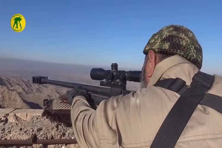 Theo Abu Tahsin Al-Salhi, ông tham gia lực lượng bắn tỉa Quân đội Cộng Hòa Iraq từ năm 1973 dưới thời Saddam Hussein đến tận năm 2003 khi Mỹ xâm lược Iraq, xuất ngũ ông làm công việc dân sự và chiến đấu chở lại trong năm 2013 trong hàng ngũ lực lượng dân quân Iraq. Nguồn ảnh: Youtube.