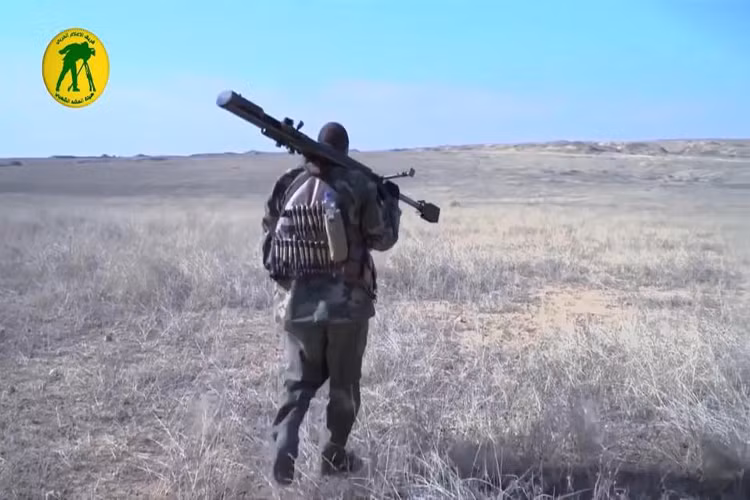 Được biết kể từ khi tham gia cuộc chiến chống lại phiến quân IS cho tới nay Abu Tahsin Al-Salhi đã bắn hạ thành công 320 tay súng IS đứng đầu bảng danh sách các tay súng bắn tỉa tham gia cuộc chiến nay. Tuy nhiên ít ai biết rằng khi hy sinh Abu Tahsin Al-Salhi đã 63 tuổi, tuổi đáng lẽ phải hưởng già chứ không phải là đưa thân mình ra chiến trường. Nguồn ảnh: Youtube.