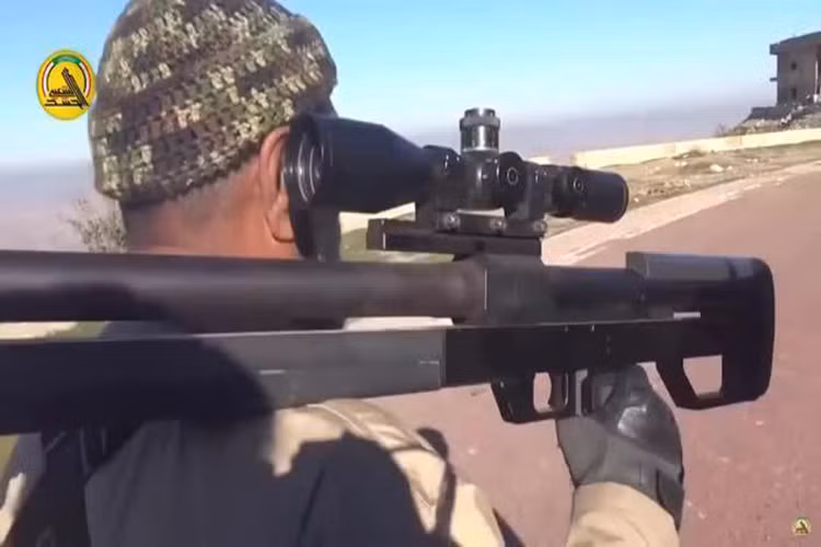 Tầm bắn hiệu quả của AM-50 Sayyad lên đến 1.500m và có thể xa hơn tùy điều kiện tác xạ cũng như kỹ năng của xạ thủ, tốc độ bắn của súng cũng khá đáng nể lên đến 5 phát/phút đối với một khẩu súng trường hạng nặng. Nguồn ảnh: Youtube.