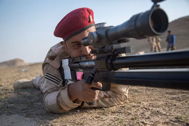 Thiết kế của AM-50 Sayyad khá đơn giản và không quá phức tạp khi súng có cơ cấu bắn đơn giản với hộp tiếp đạn phía sau, toàn các bộ phận của súng được làm bằng kim loại với trọng lượng khoảng 12kg và dài tới 1.5m. Nguồn ảnh: Twitter.