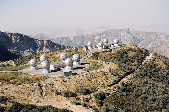 Trạm giám sát không gian Okno do lực lượng Không quân Vũ trụ Nga điều hành tại Tajikistan. Trạm giám sát này được trang bị một số kính thiên văn và hệ thống radar phục vụ việc phát hiện và phân tích các vật thể trong không gian. Nguồn ảnh: TASS.