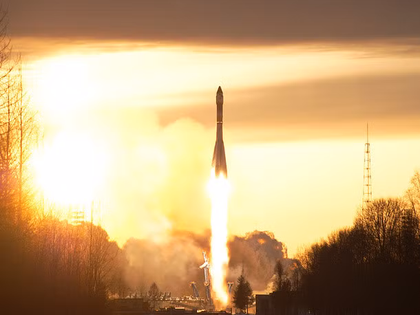 Lực lượng Không quân Vũ trụ Nga còn có nhiệm vụ thực hiện các vụ phóng tên lửa vào vũ trụ. Trong ảnh là tên lửa Soyuz U mang theo vệ tinh quân sự được phóng đi từ bãi phóng tại sân bay vũ trụ Plesetsk. Nguồn ảnh: TASS.
