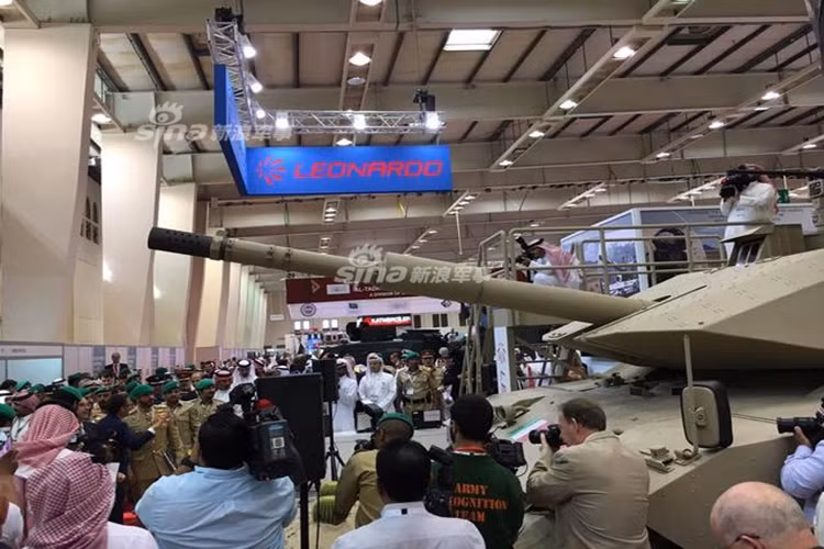 Điểm độc đáo khác của chiếc M60 này là nó sử dụng pháo chính 120 mm có chiều dài nòng gấp 45 lần đường kính (L45) chứ không phải L44 thông dụng. Đầu nòng có bộ phận che lửa kiêm giảm giật đặc biệt khiến cho xung lực tác dụng trở lại tháp pháo được tiết giảm đến mức tối đa. Nguồn ảnh: Sina.