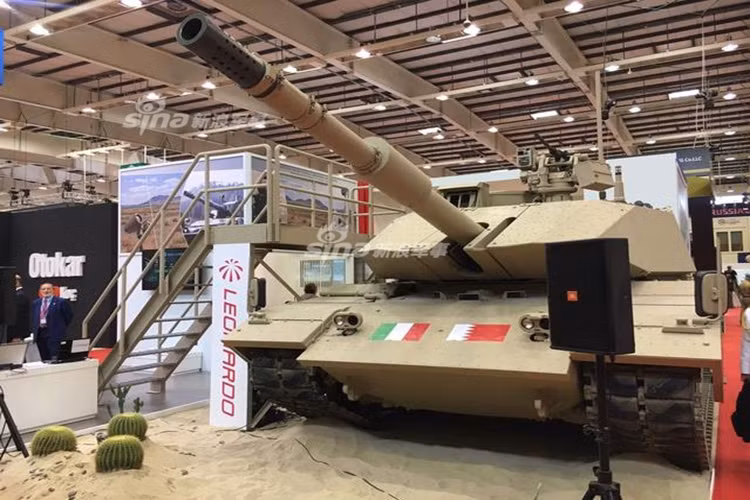 Bên cạnh đó, chiếc MBT này còn được thay thế pháo chính M68 cỡ 105 mm bằng loại nòng trơn 120 mm uy lực hơn nhiều, đi kèm theo đó là hệ thống điều khiển hỏa lực hiện đại với màn hình hiển thị rất “thời trang” có tác dụng giúp nâng cao độ chính xác của phát bắn. Bên cạnh đó có tin cho biết xe tăng còn được lắp đặt động cơ mới công suất lớn hơn. Nguồn ảnh: Sina.